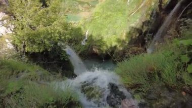 Hırvatistan 'daki Plitvice Ulusal Parkı' nın şelalelerinin hava manzarası. Lika bölgesinde gölleri olan doğal orman parkı. Hırvatistan 'ın UNESCO Dünya Mirası Plitvicka Jezera.