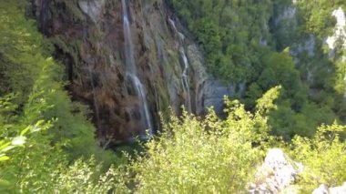 Hırvatistan 'ın Lika bölgesindeki Plitvice Gölleri Ulusal Parkı' nın şelalesine tokat attı. Hırvatistan 'ın UNESCO Dünya Mirası Plitvicka Jezera.