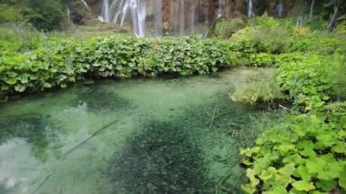 Hırvatistan 'daki Plitvice Ulusal Parkı ve Veliki prstavac şelalesi Mali Prstavac şelalesini yansıttı. Plitvicka Jezera Ulusal Parkı ve Hırvatistan 'ın UNESCO Dünya Mirası.