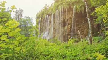 Hırvatistan 'daki Plitvice Ulusal Parkı' nın güneşi ve Veliki prstavac şelalesi Mali Prstavac şelalesi. Plitvicka Jezera Ulusal Parkı ve Hırvatistan 'ın UNESCO Dünya Mirası.
