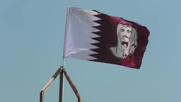 カタール ドーハ 2019年2月 Emir Tamim Bin Hamad Thaniとカタールの旗 ドーハのポルトアラビア港 ペルシャ湾 — ストック動画