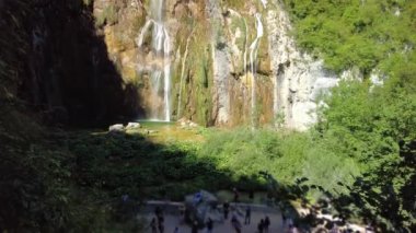 Hırvatistan 'ın Lika bölgesindeki Plitvice Lakes Ulusal Parkı' nın Veliki şelalesindeki turistler tokat attı. Hırvatistan 'ın UNESCO Dünya Mirası Plitvicka Jezera.