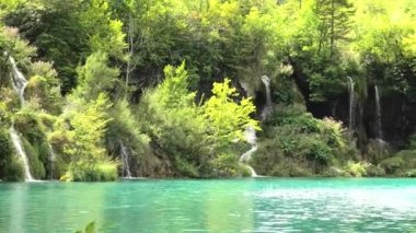 Lika bölgesindeki Plitvice Lakes Ulusal Parkı 'nda Milanovacki Şelalesi ve Milanovac Gölü Şelalesi.
