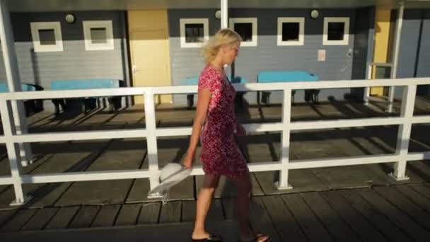 Libertà Viaggio Australiana Felice Donna Bionda Che Cammina Famoso Molo — Video Stock