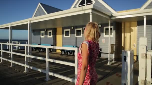 Blondin Kaukasiska Kvinna Promenader Berömda Busselton Träbryggan Busselton Västra Australien — Stockvideo