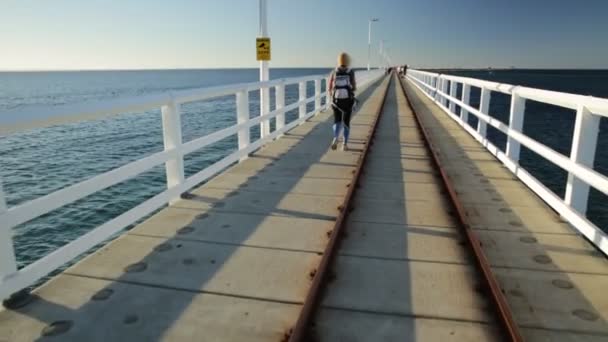Jonge Sportieve Vrouw Busselton Steiger Busselton West Australië Gelukkige Vrouw — Stockvideo