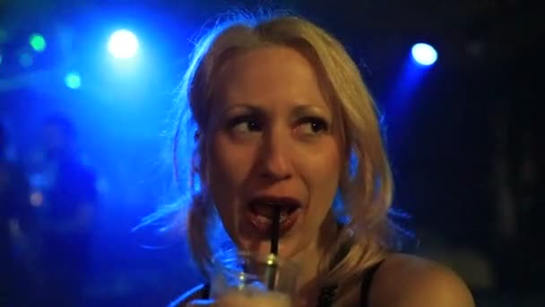 Entretenimento Noturno Estilo Vida Adulto Bebendo Com Efeito Câmera Lenta — Vídeo de Stock