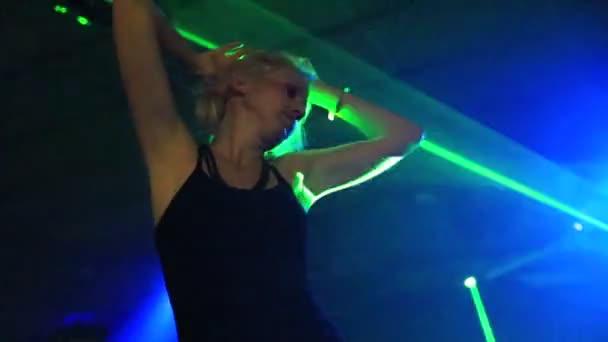 緑のストロボレーザーライトの下でディスコクラブの暗闇の中で現代舞踊でセクシーな女性が踊っています 角度の低いビュー スローモーション効果 エンターテイメント レジャー ナイトライフのコンセプト 大人のライフスタイル — ストック動画