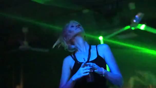 Tanečnice Potěšením Popíjí Nápoj Kolébá Hudbu Tlumeně Osvětlené Diskotéce Modrozelenými — Stock video
