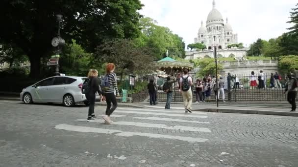 フランス 2017年7月3日 青い空の晴れた日にパリのサクレ クール モンマルトル大聖堂の階段で多くの人々 聖ハート教会は人気のある観光名所です 下の図 — ストック動画