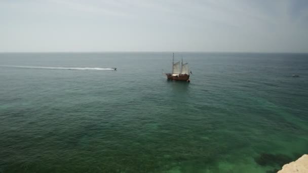 Letecký Pohled Ostrohu Algarge Pobřeží Lodí Rámci Kajakářského Výletu Slavné — Stock video