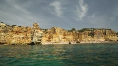 Doğal kemer fil Rock, Praia da Marinha Algarve, Portekiz, Avrupa'nın popüler tekne mağara Tour Algarve kıyısında görüntüleyin. Marinha Beach dünyanın 100 en güzel plajlarından biridir.