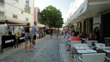 Lagos, Portekiz - 19 Ağustos 2017: Algarve kıyısındaki eski bir sahil beldesi olan Lagos 'un tarihi merkezinde restoranlar ve dükkanlar. Yaz sezonu. Şehir manzarası. Lagos popüler bir tatil beldesi..