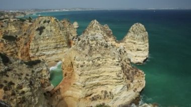 Ponta da Piedade Lagos Bay kayalıklarla tabanına 182 adımları uzun merdiven Panoraması. Lagos, Portekiz Algarve kıyısında ünlü turistik.