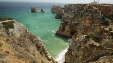 İnsanlar uzun merdiven 182 adımları Ponta da Piedade Lagos Bay kayalıklarla tabanına önde gelen oluşur. Lagos, Portekiz Algarve kıyısında ünlü turistik.