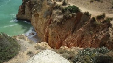 Algarve, Portekiz yaz tatil. Ponta da Piedade turistik tekne turu ve ikonik kayalıklarla ve kireçtaşı ile Lagos sahil bakmaktadır. Turkuaz deniz, güneşli bir gün.