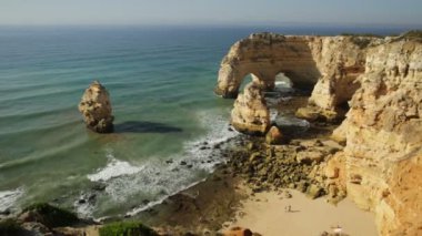 Portekiz 'deki Algarve sahilinin görkemli kayalıkları, kaya sütunları ve doğal kemerleri Praia da Marinha plajı ile birlikte görülebilir. Turistler Atlantik Okyanusu 'nda tekne turuna çıkabilir.