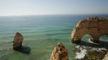 Portekiz 'in Algarve kıyısında Praia da Marinha sahilini çevreleyen kayalıklar, sütunlar ve doğal kemerler gibi nefes kesici kıyı manzaraları mevcuttur. Turistler Atlantik Okyanusu 'nda harika bir tura çıkabilir..