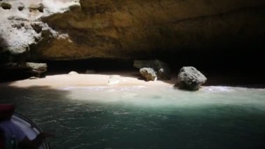 Benagil Mağarası 'nda, Portekiz' in Algarve kentindeki Lagoa 'da tekne turuyla. Algar de Benagil 'e sadece deniz yoluyla ulaşılabilir..