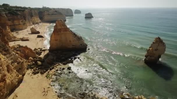 Portekiz Algarve Kıyısında Uçurumlar Sütunlar Doğal Kemerlerle Nefes Kesici Bir — Stok video