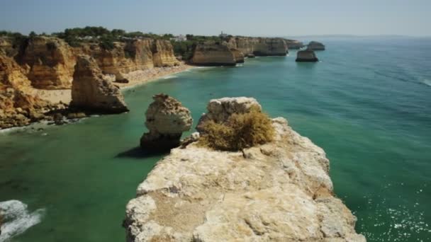 Portekiz Deki Algarve Praia Marinha Sahilleri Boyunca Uzanan Doğal Köprülerle — Stok video