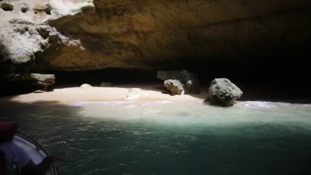 Внутри Пещеры Бенагил Плавание Лодке Тур Лагоа Алгарве Португалии Альгар — стоковое видео