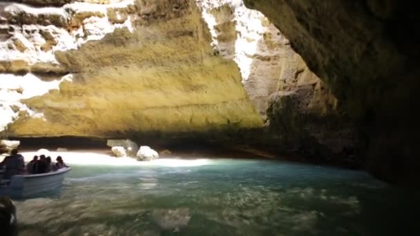 Εσωτερικό Του Σπηλαίου Benagil Ιστιοπλοΐα Κρουαζιέρα Lagoa Στην Algarve Πορτογαλία — Αρχείο Βίντεο
