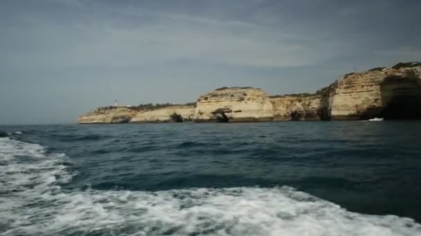 Θέα Στη Θάλασσα Των Χρυσοκίτρινο Βράχων Της Praia Benagil Algarve — Αρχείο Βίντεο
