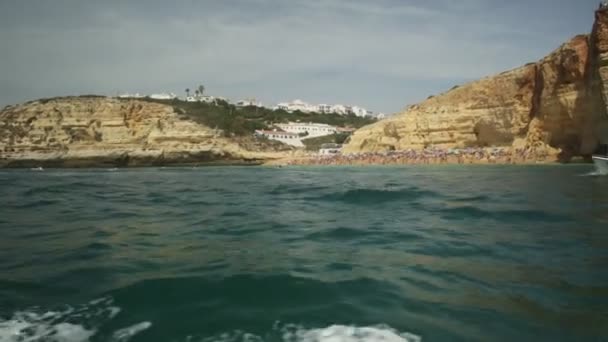 Benagil Portugal Agosto 2017 Personas Que Visitan Cueva Benagil Nadando — Vídeo de stock