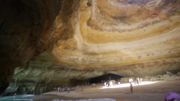Benagil 葡萄牙 2017年8月23日 沙滩上的游客在海洞穴中列出了世界上最好的10个洞穴 人们参观 Benagil 洞穴游泳从 Benagil 海滩或通过视角游船旅行 — 图库视频影像