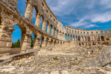 Pula Amfitiyatrosu veya Kolezyum 'un iç manzarası Hırvatistan' ın Pula kentinde iyi korunmuş bir Roma amfitiyatrosu. Antik Roma İmparatorluğu arenası MÖ 27 - M.S. 68 yıllarında inşa edildi..