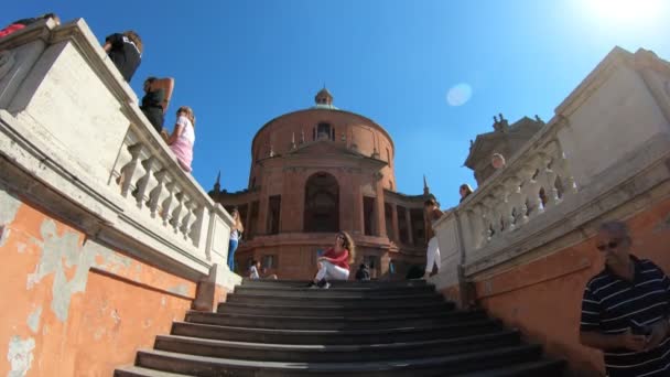 Bologna Italien September 2018 Touristen Fotografieren Urlaub Auf Der Treppe — Stockvideo