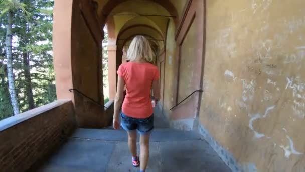 Bologna Italien September 2018 Laufende Frau Von Oben San Lucas — Stockvideo