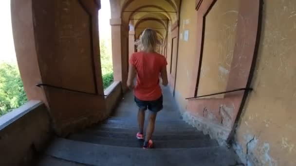 Bologna Italien September 2018 Laufende Frau Unter Dem Torbogen Von — Stockvideo