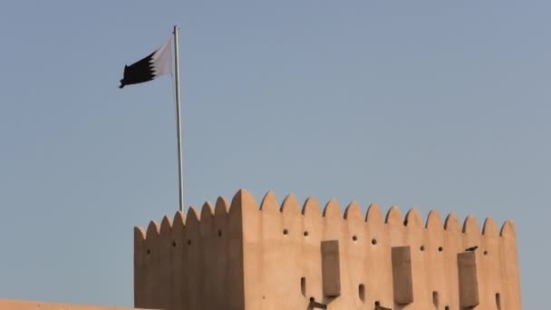 Details Arabian Castle Tower Qatar Flag Doha City Middle East — Vídeo de stock