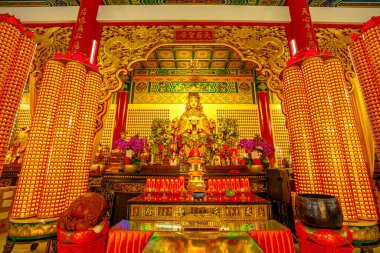 Kuala Lumpur, Malezya - Ocak 2023: Çin deniz tanrıçası Mazu 'nun heykeli ile birlikte Thean Hou Tapınağı' nda iç dua salonu. Bu Çin tapınağı kutsal bir yer ve popüler bir seyahat yeri..