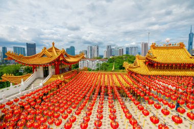 Kuala Lumpur, Malezya 'dan Thean Hou Tapınağı, muhteşem mimarisi ve tasarımıyla ünlüdür. Bu Çin tapınağı Çin deniz tanrıçası Mazu için kutsal bir yerdir ve gezginler için popüler bir yerdir.