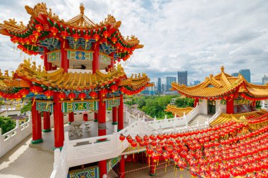 Kuala Lumpur Malezya 'daki Thean Hou Tapınağı Çin tapınağı. Görkemli mimarisi ve belirgin tasarımıyla çok takdir ediliyor. Mazu tanrıçaları için ibadet yeri ve popüler bir tatil yeri.