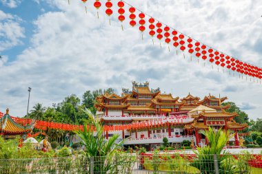 Thean Hou Tapınağı Kuala Lumpur, Malezya 'da etkileyici mimarisi ve tasarımıyla ünlüdür. Burası Çin deniz tanrısı Mazu 'ya ve çok sevilen bir turist mekanıdır..