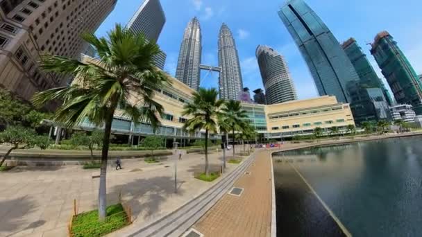 马来西亚吉隆坡 2023年1月 苏里亚购物中心的双子塔 Petronas Twin Towers 有喷泉 这些建筑于1998年竣工 在竣工时是世界上最高的建筑 — 图库视频影像