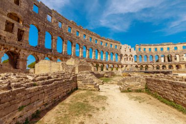 Pula Amfitiyatrosu veya Kolezyum 'un iç manzarası Hırvatistan' ın Pula kentinde iyi korunmuş bir Roma amfitiyatrosu. Antik Roma İmparatorluğu arenası MÖ 27 - M.S. 68 yıllarında inşa edildi..