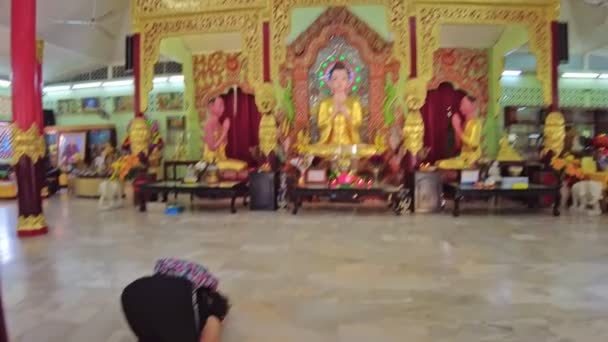 Джордж Таун Малайзия Январь 2023 Года Верные Буддисты Молятся Статуи — стоковое видео