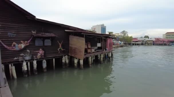 马来西亚乔治城 2023年1月 中国历史上著名的Chew Jetty定居点和联合国教科文组织的房屋 木制人行道和充满活力的街头艺术遗址 周族的文化遗产与当地食物和商店 — 图库视频影像