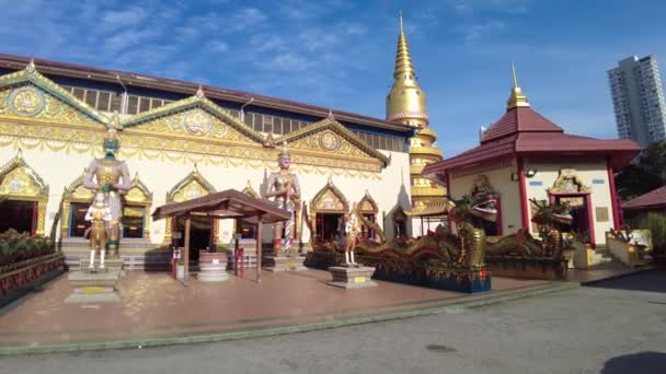 马来西亚乔治城 2023年1月 闻名遐迩的泰国寺庙Wat Chaiya Mangalaram 由泰国佛教牧师建于1845年 以其非凡的设计而闻名 — 图库视频影像