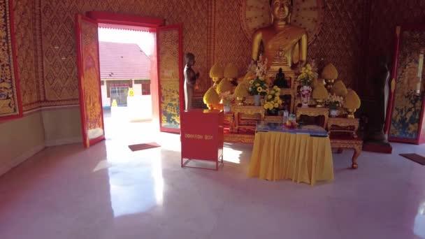 マレーシアのジョージタウン 2023年1月 タイの仏教僧が1845年に建立した有名なタイの寺院 ワット チャヤ マンガラム内の仏像 — ストック動画