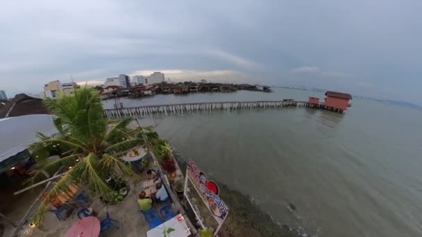 马来西亚乔治城 2023年1月 无人驾驶飞机俯瞰中国古村落Chew Jetty 它因其传统的渔民住宅 生活方式 涂鸦艺术而得到联合国教科文组织的认可 — 图库视频影像