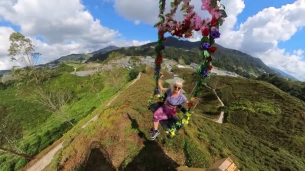 Traveler Woman Soared Swing Taking Stunning Aerial Views Tea Farms — 图库视频影像