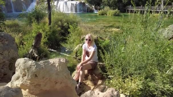 Жінка Сидить Біля Водоспаду Скрадінський Бак Національний Парк Крка Хорватії — стокове відео