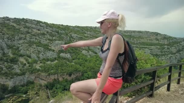 Backpackerin Zeigt Auf Die Wasserfälle Des Nationalparks Krka Panorama Luftaufnahme — Stockvideo