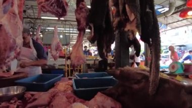 Kuala Lumpur, Malezya - Ocak 2023: Chow Kit Road Market 'in ıslak pazarı, Kuala Lumpur' un canlı sokak yaşamı ve çeşitli kültürünü deneyimlemek isteyen herkes için ziyaret edilmesi gereken bir yerdir..